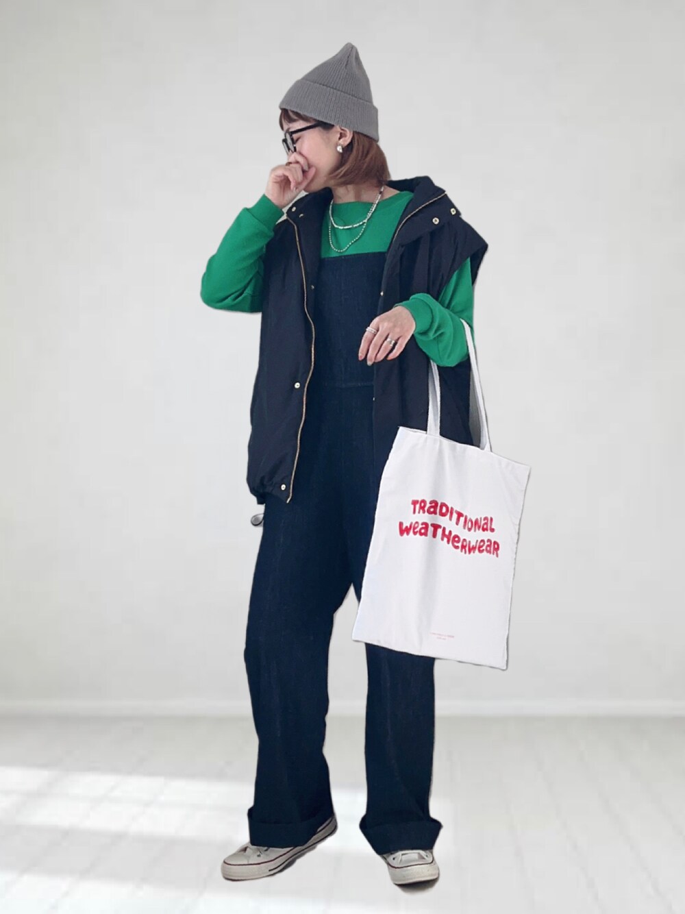 「LEE、春服デビュー宣言、春服みてみて、春コーデ、ベスト、コンバース、トートバッグ、ビビッドカラー、プチプラ、春アウター、ストリート、休日スタイル、サロペット、オバオル倶楽部、オーバーオール」｜「Leeの【さらっと着れる】Lee/リー　リラックスサロペット（サロペット/オーバーオール、ブルー系）」を使った、UMiSatoさん（レディース・163cm）の春コーディネートの1枚目の写真