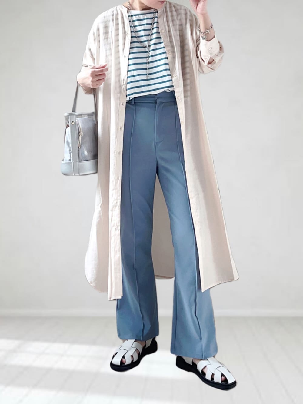 「ITEMS URBANRESEARCH、noyau、シャツワンピ、グルカサンダル、フレアパンツ、クリアバッグ、シースルー、キャップ、スクエアトゥ、プチプラ、GRL、厚底サンダル、カラーパンツ、淡色コーデ、タックイン」｜「ITEMS URBANRESEARCHのノーカラーロングシャツワンピース（シャツワンピース、ベージュ系）」を使った、UMiSatoさん（レディース・163cm）の春コーディネートの1枚目の写真