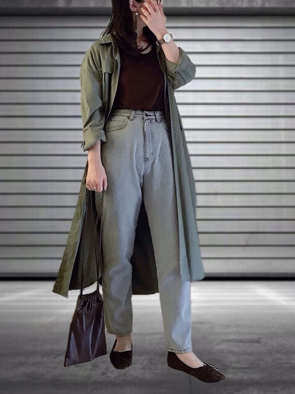 ベージュ系のデニムパンツ、ブラウン系のTシャツ/カットソー、グリーン系のワンピースを着用したレディースの秋コーディネートの1枚目の写真