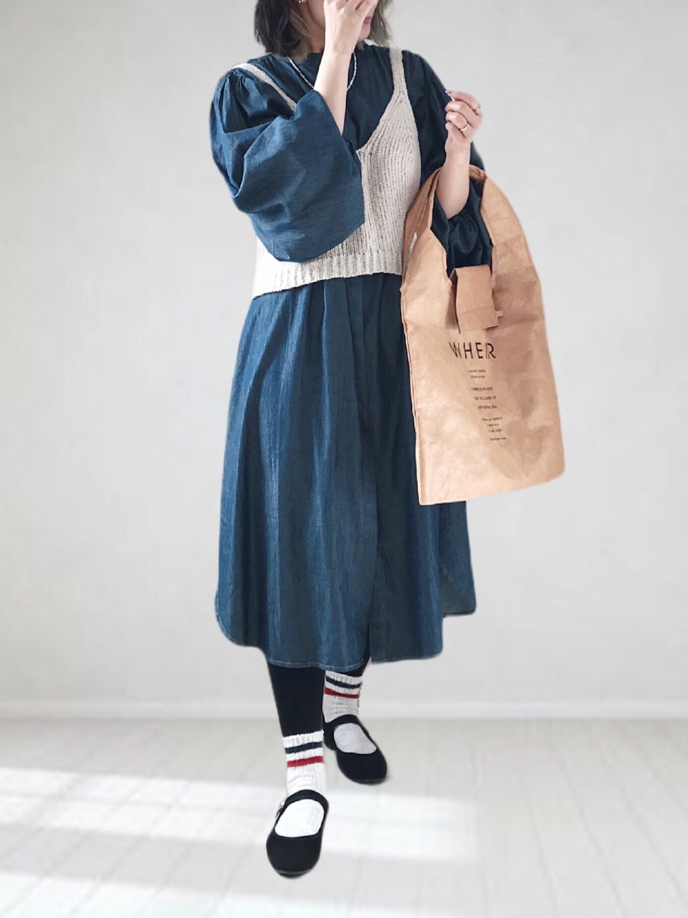 ブルー系のワンピース、ベージュ系のトートバッグ、ホワイト系のキャミソールを着用したレディースの春コーディネートの1枚目の写真