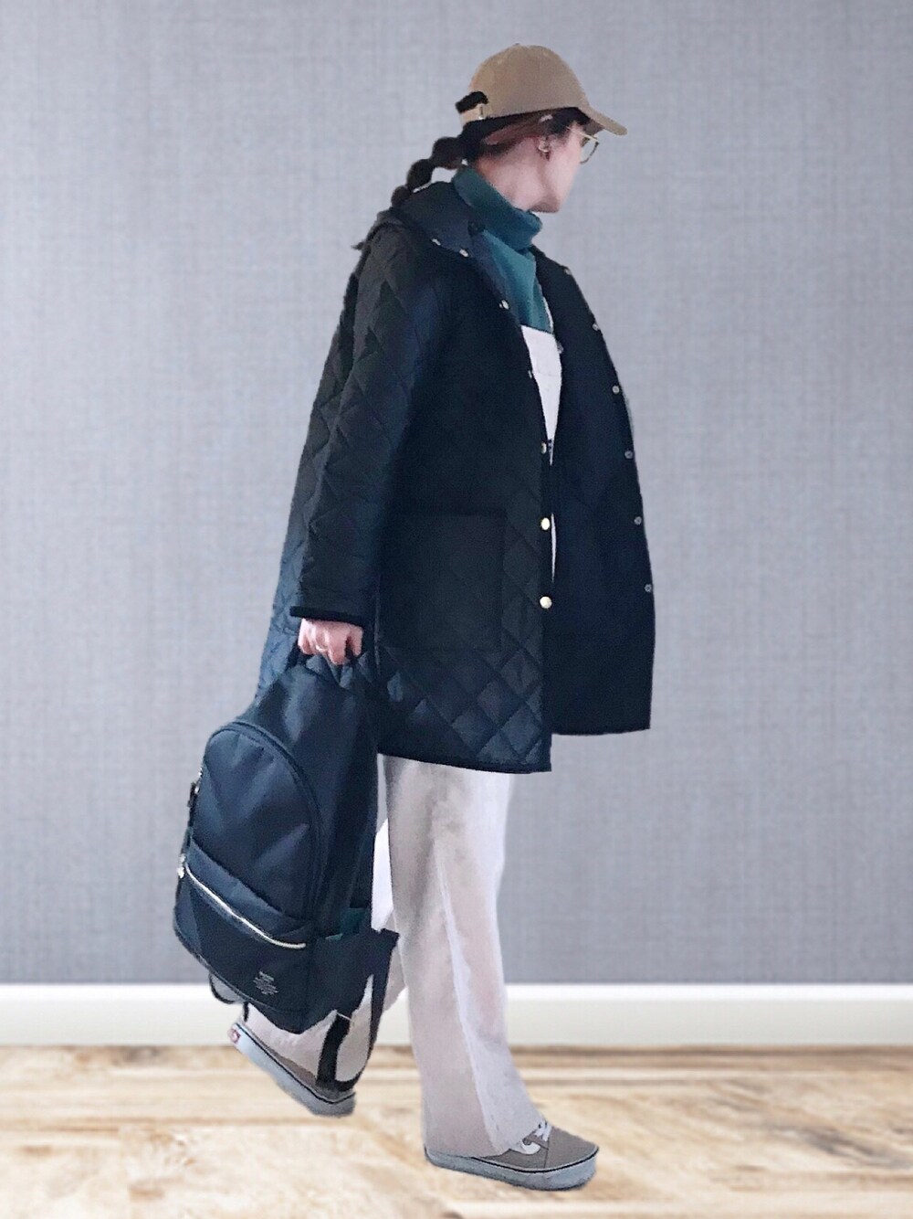 「Traditional Weatherwear、bianchi donna、キルティングコート、キルティングジャケット、オバオル倶楽部、楽チンコーデ、リュック、T2O、キャップ、chacocloset、タートルネック、スニーカーコーデ、メガネ女子、シンプルコーデ、コーデュロイパンツ」｜「Traditional WeatherwearのARKLEY WITH DETACHABLE HOOD（ノーカラーコート、ブラック系）」を使った、UMiSatoさん（レディース・163cm）の冬コーディネートの1枚目の写真