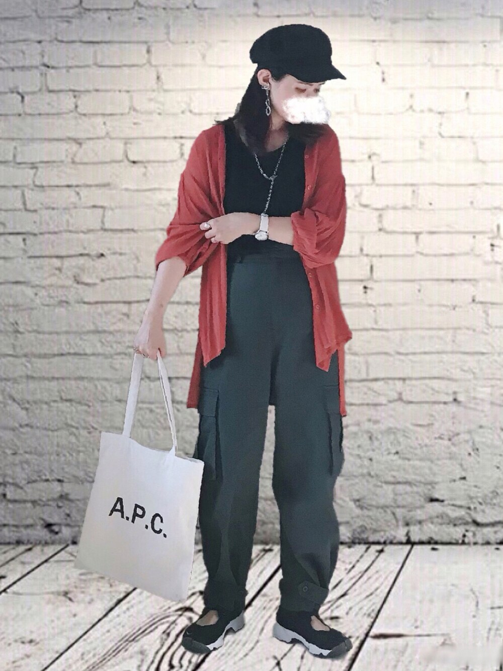 「ビッグシルエット、秋コーデ、秋服準備はじめました、秋トレンド2021、秋先取りコーデ、オーバーサイズ、ハイウエスト、カーゴパンツ、グレー、エアリフト、シンプルコーデ、メンズライク、秋色、トートバッグ、大人カジュアル」｜「LEPSIMのムジガラヨウリュウブラウス　892032（シャツ/ブラウス、オレンジ系）」を使った、UMiSatoさん（レディース・163cm）の夏コーディネートの1枚目の写真