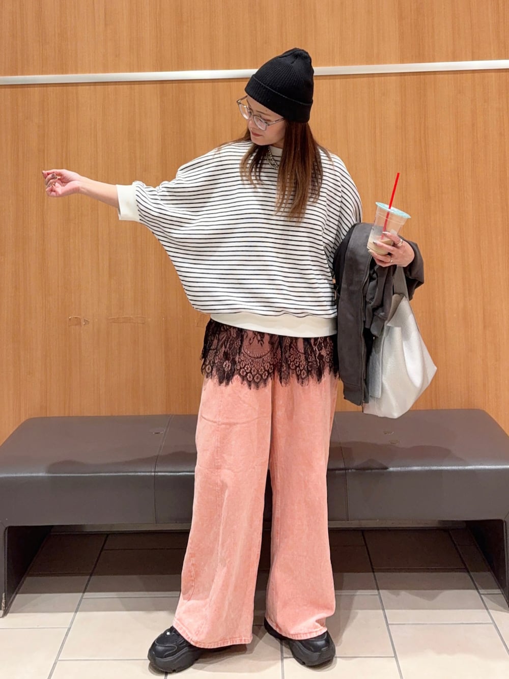 グレー系のブルゾン、その他のTシャツ/カットソー、ピンク系のデニムパンツを着用したレディースの春コーディネートの1枚目の写真