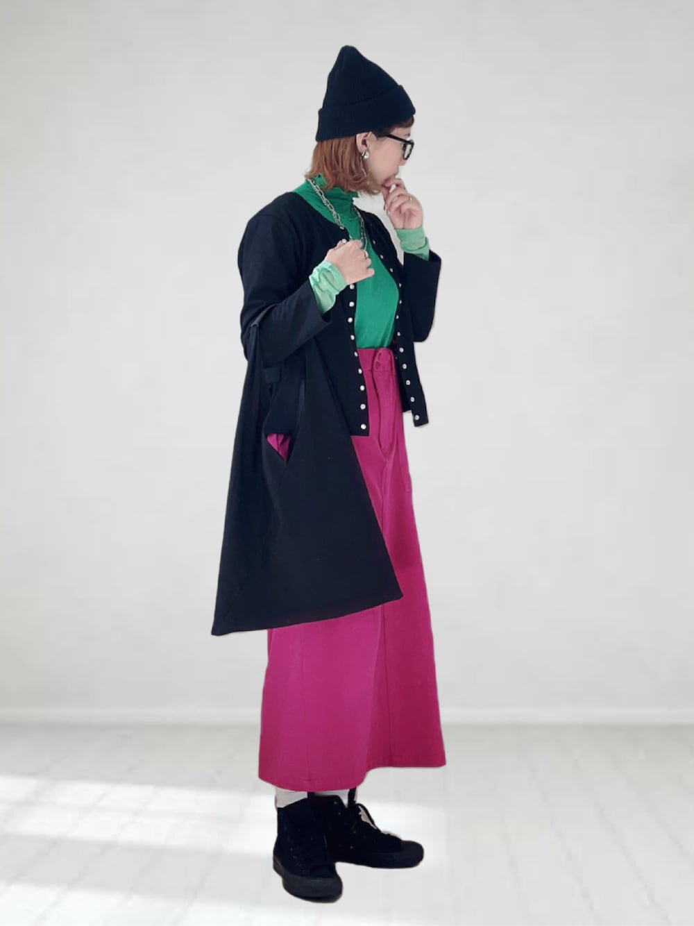 ブラック系のカーディガン/ボレロ、グリーン系のTシャツ/カットソー、パープル系のスカートを着用したレディースの春コーディネートの1枚目の写真