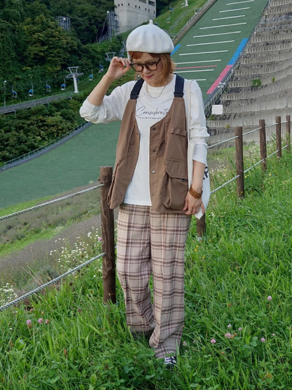 ホワイト系のTシャツ/カットソー、ベージュ系のその他パンツ、ブラウン系のベストを着用したレディースの秋コーディネートの1枚目の写真