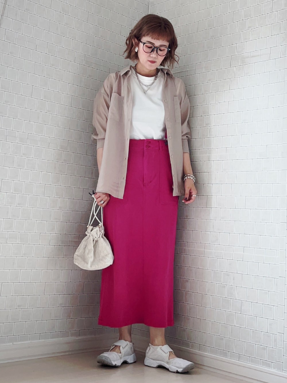 ベージュ系のシャツ/ブラウス、パープル系のスカート、ホワイト系のショルダーバッグを着用したレディースの夏コーディネートの1枚目の写真