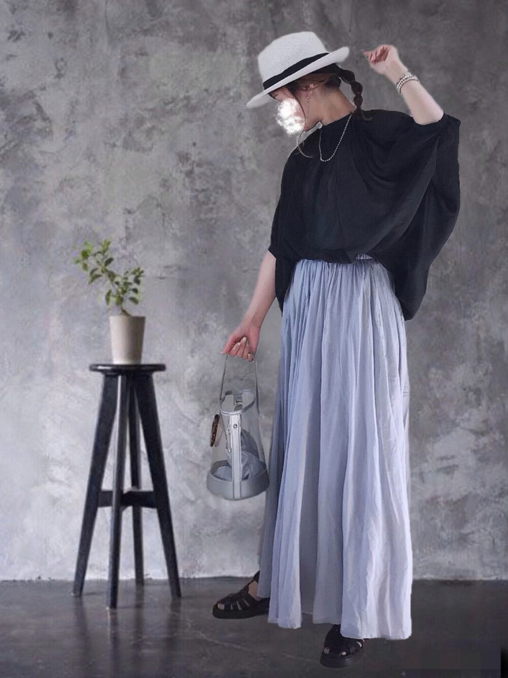 グレー系のスカート、ブラック系のシャツ/ブラウス、シルバー系のショルダーバッグを着用したレディースの夏コーディネートの1枚目の写真