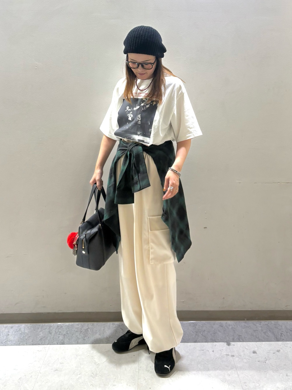 ホワイト系のTシャツ/カットソー、グリーン系のシャツ/ブラウス、ホワイト系のその他パンツを着用したレディースの秋コーディネートの1枚目の写真