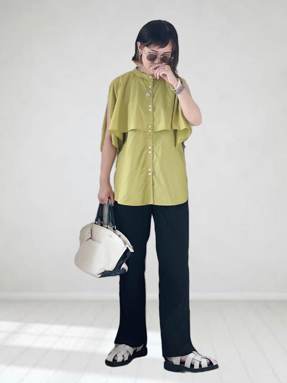 グリーン系のシャツ/ブラウス、ブラック系のその他パンツ、ホワイト系のバッグを着用したレディースの夏コーディネートの1枚目の写真