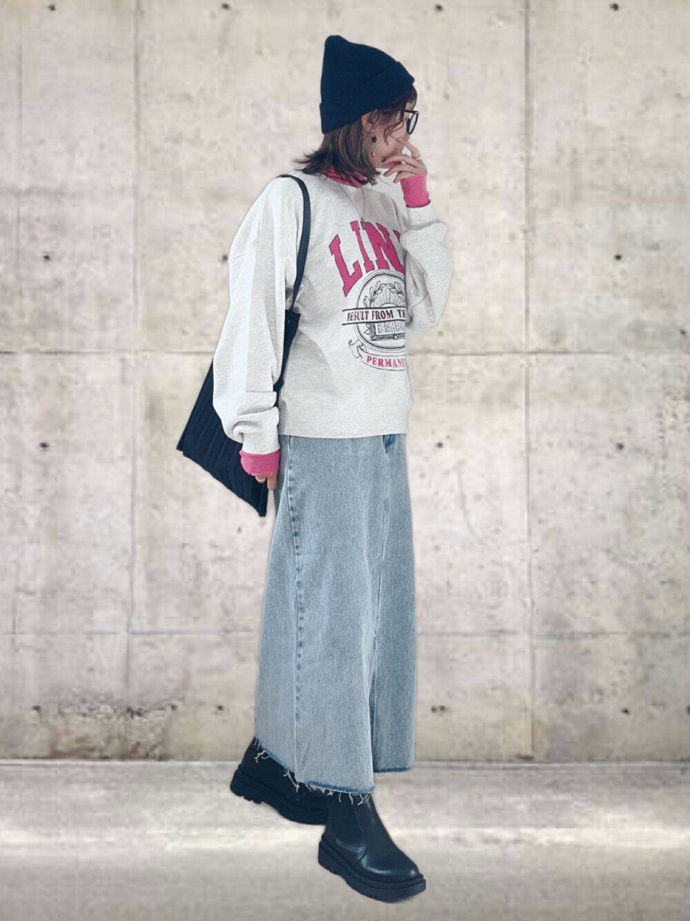 「春コーデ、春色、スウエット、レイヤードスタイル、デニム、似合うラボに行こう、今日のコスメと服、ブーツ、メガネ女子、プチプラ、休日スタイル、お出かけコーデ、デートコーデ、ロゴスウェット、トートバッグ」｜「LEPSIMのBIGロゴスエット　104937（スウェット、グレー系）」を使った、UMiSatoさん（レディース・163cm）の冬コーディネートの1枚目の写真