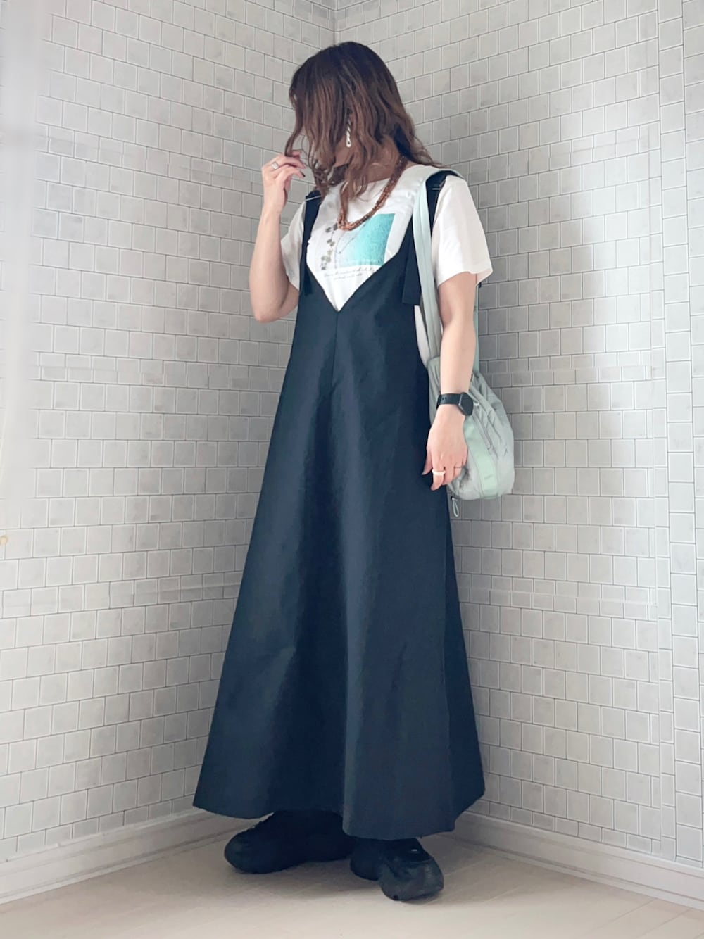 「春コーデ、プチプラ、Tシャツ、フォトT、ジャンパースカート、ショルダーバッグ、メガネ女子、お出かけコーデ、休日スタイル、スニーカー、厚底シューズ、モノトーン」｜「ikkaの【雑誌InRed5月号掲載】ロゴフォトプリントTシャツ（Tシャツ/カットソー、ホワイト系）」を使った、UMiSatoさん（骨格ウェーブ・レディース・163cm）の春コーディネートの1枚目の写真