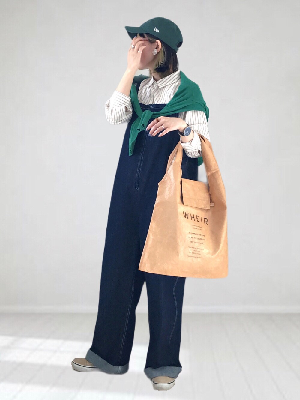ブルー系のサロペット/オーバーオール、ベージュ系のトートバッグ、ベージュ系のシャツ/ブラウスを着用したレディースの春コーディネートの1枚目の写真