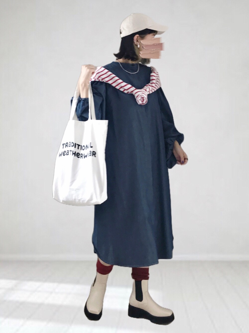 ブルー系のワンピース、ホワイト系のTシャツ/カットソー、ホワイト系のトートバッグを着用したレディースの春コーディネートの1枚目の写真