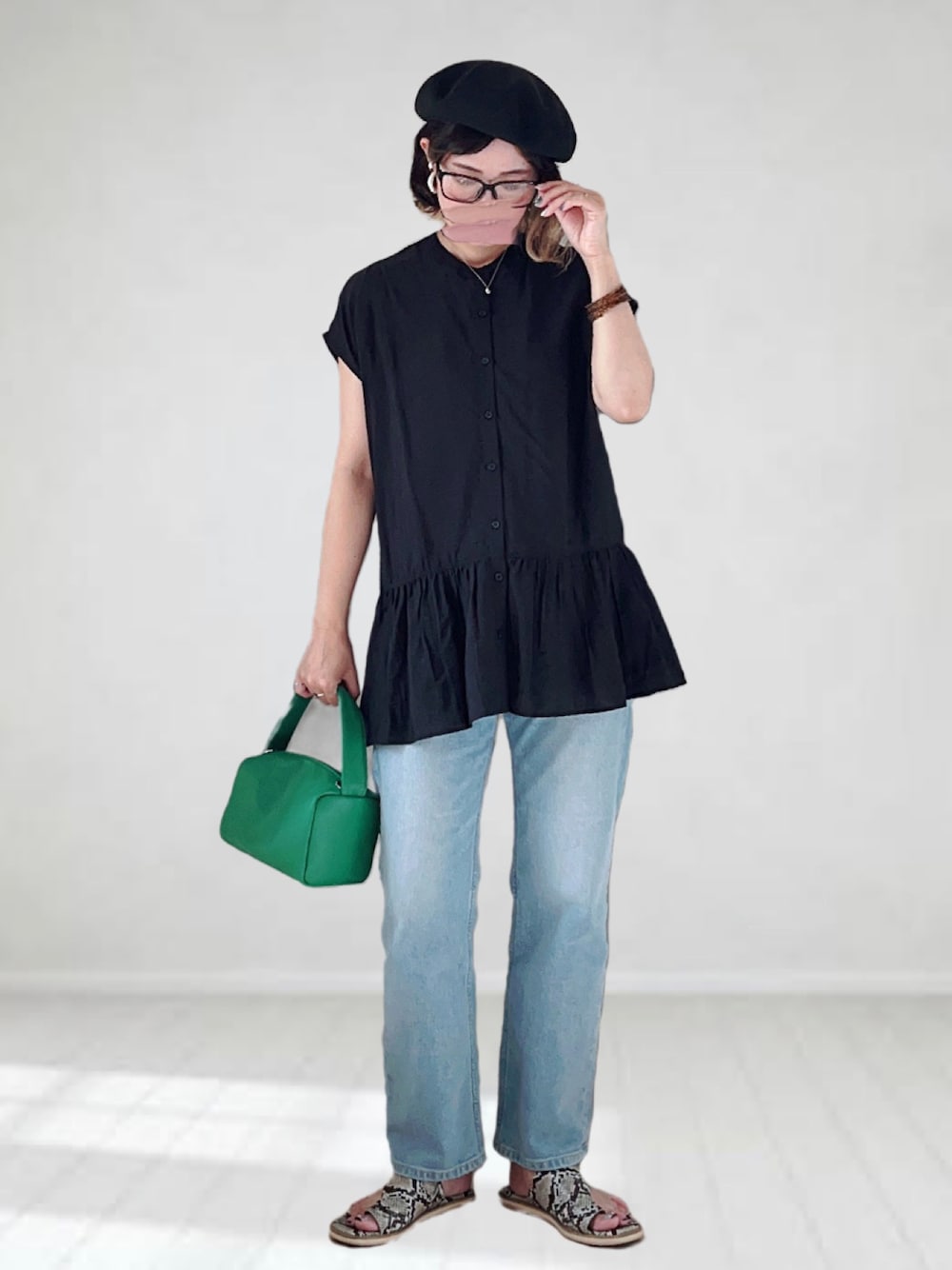 ブルー系のデニムパンツ、ブラック系のシャツ/ブラウス、グリーン系のショルダーバッグを着用したレディースの夏コーディネートの1枚目の写真