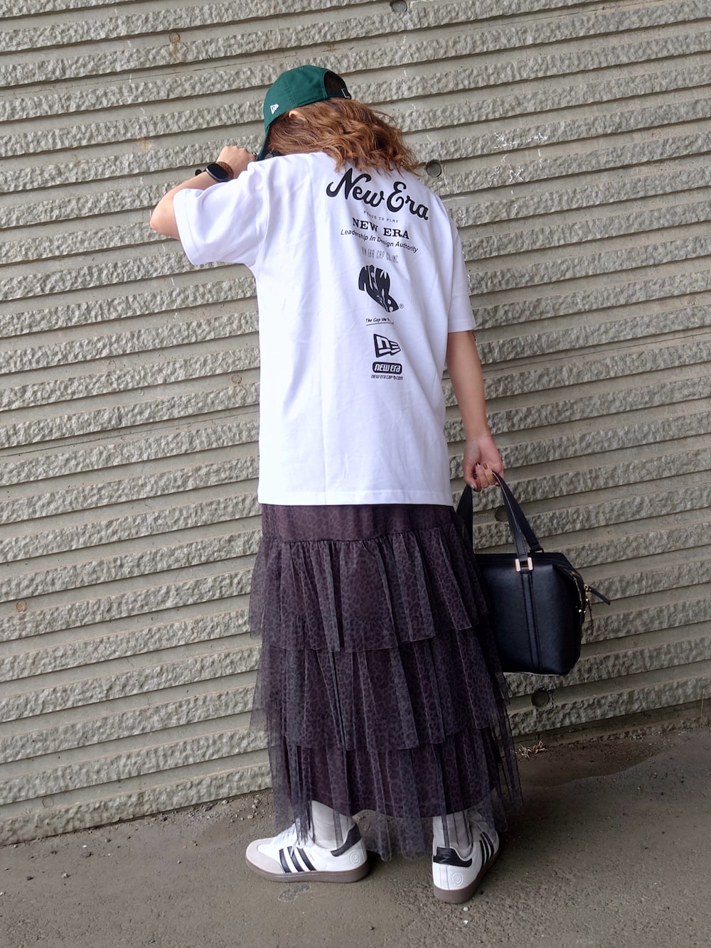 ホワイト系のTシャツ/カットソー、その他のスカート、ホワイト系のスニーカーを着用したレディースの夏コーディネートの1枚目の写真