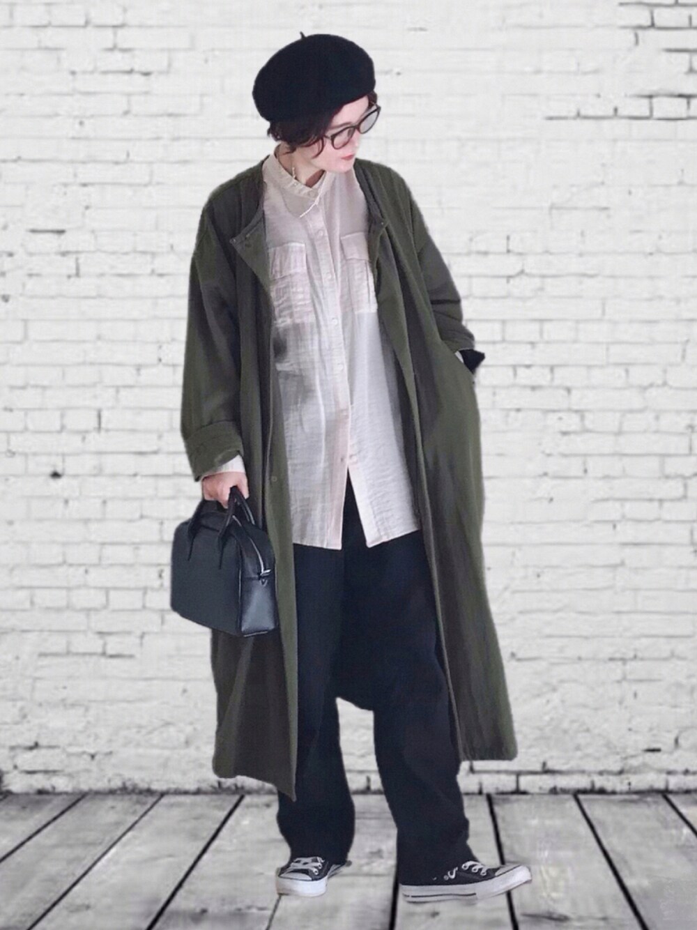 「ミリタリー、ベレー帽、ロングコート、カーキ、スニーカーコーデ、シンプルコーデ、ミニバッグ、ゆったりコーデ、秋服、メガネ女子、秋コーデ、高身長女子、だから秋服が好き、メンズライク、モード」｜「KBFの4wayミリタリーコート（その他アウター、グリーン系）」を使った、UMiSatoさん（レディース・163cm）の秋コーディネートの1枚目の写真