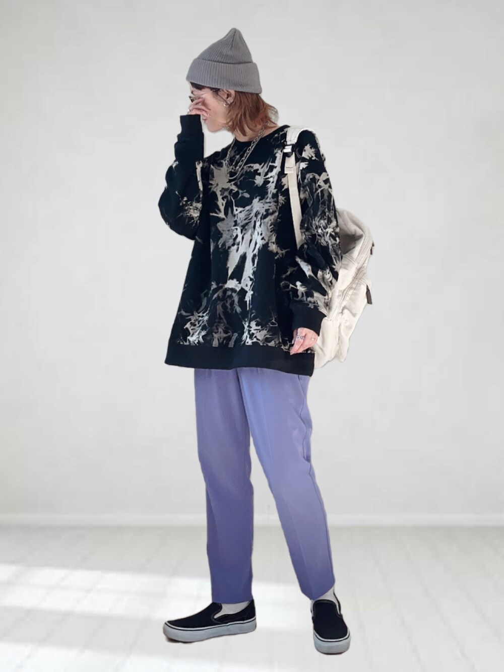 ブラック系のスウェット、パープル系のその他パンツ、ホワイト系のバックパック/リュックを着用したレディースの春コーディネートの1枚目の写真