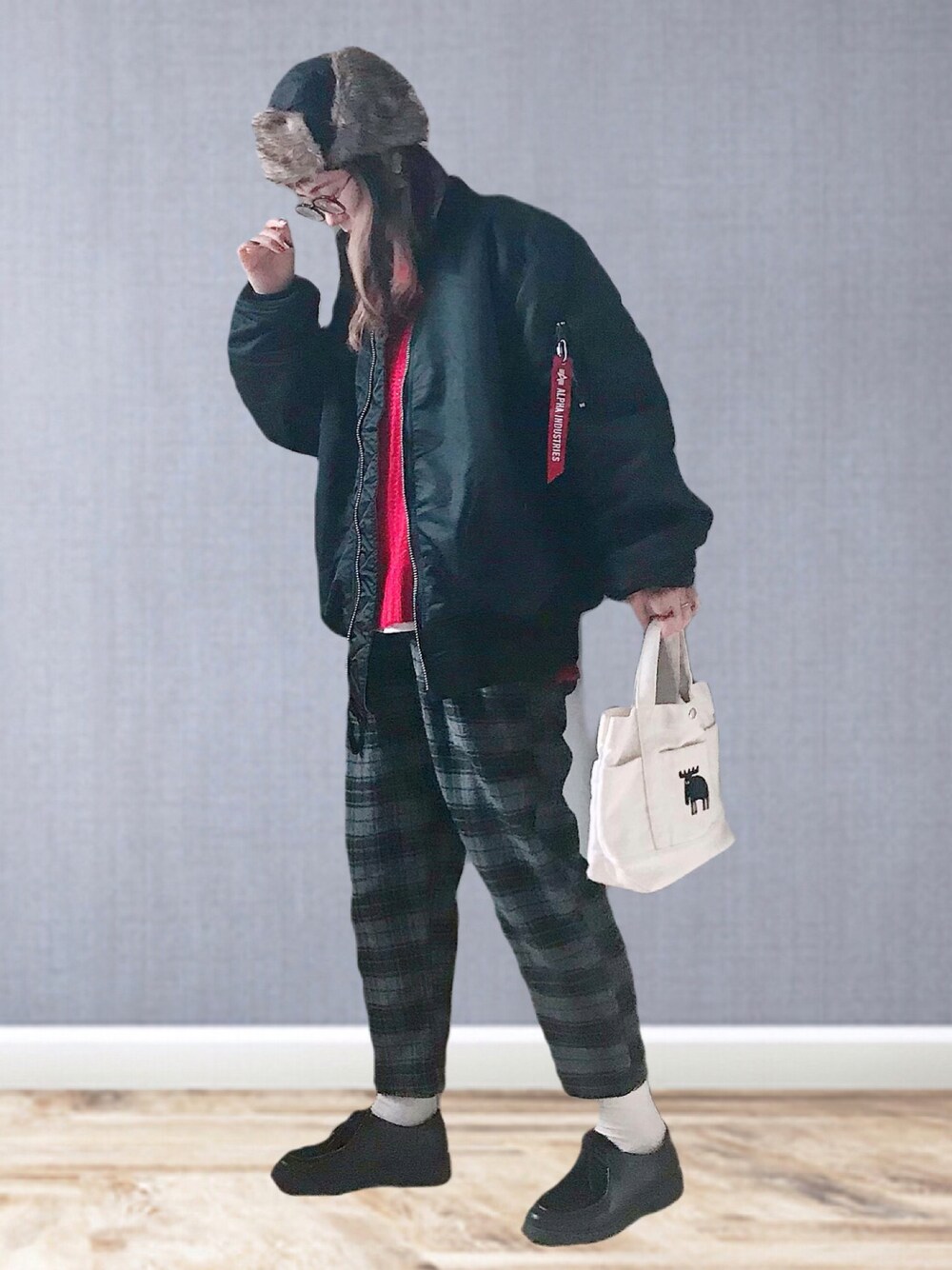 「alpha、MA-1、ブルゾン、フライトキャップ、メンズライク、クリスマスに着たい服、冬コーデ、着回しコーデ、シンプルコーデ、レイヤードスタイル、チェック柄に恋してる、チェックパンツ、メガネ女子、ミリタリー、マイベストコーデ2021」｜「ALPHAのMA-1 CORE TALL（MA-1、ブラック系）」を使った、UMiSatoさん（レディース・163cm）の冬コーディネートの1枚目の写真