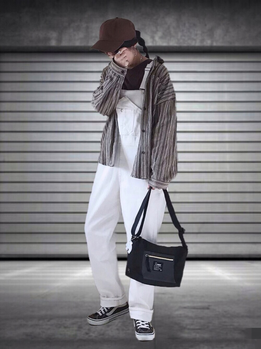 「ストリート、オーバーオール、キャップ、メンズライク、EDWIN、moz、ショルダーバッグ、スニーカー、VANS、ストライプシャツ、AmbreNeige、秋コーデ、大人カジュアル、秋トレンド2021、シンプルコーデ」｜「EDWINのessentials オーバーオール（サロペット/オーバーオール、ホワイト系）」を使った、UMiSatoさん（レディース・163cm）の秋コーディネートの1枚目の写真