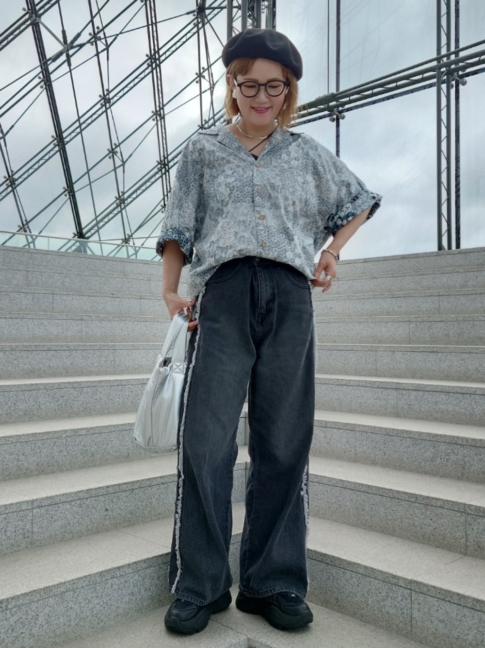 ブラック系のシャツ/ブラウス、ブラック系のデニムパンツ、ブラック系のスニーカーを着用したレディースの夏コーディネートの1枚目の写真