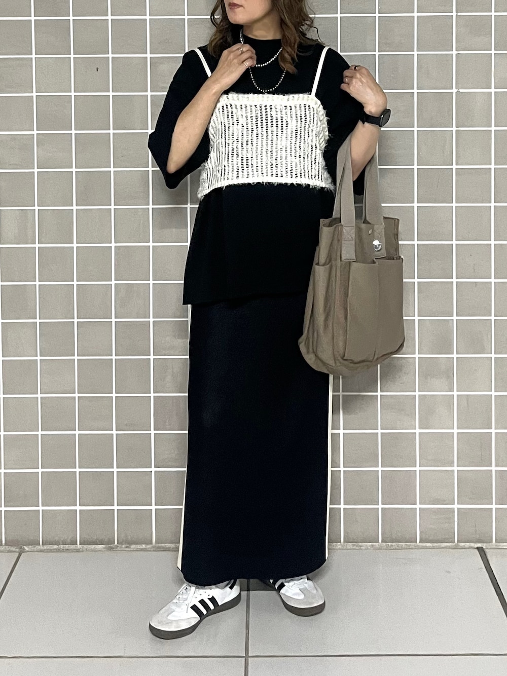 「レイヤードスタイル、プチプラ、トートバッグ、スニーカー、ikka、NO NEED、モノトーン、夏コーデ、黒Tシャツ、韓国ファッション、最近のいい感じコーデ、お出かけコーデ、キャミソール、ビスチェ、スポーツミックス」｜「SHAKA WeARの【SHAKA WeAR】7.5oz Garment Dye Drop Shoulder/ピグメント加工/BIG T（Tシャツ/カットソー、ブラック系）」を使った、UMiSatoさん（骨格ウェーブ・レディース・163cm）の夏コーディネートの1枚目の写真