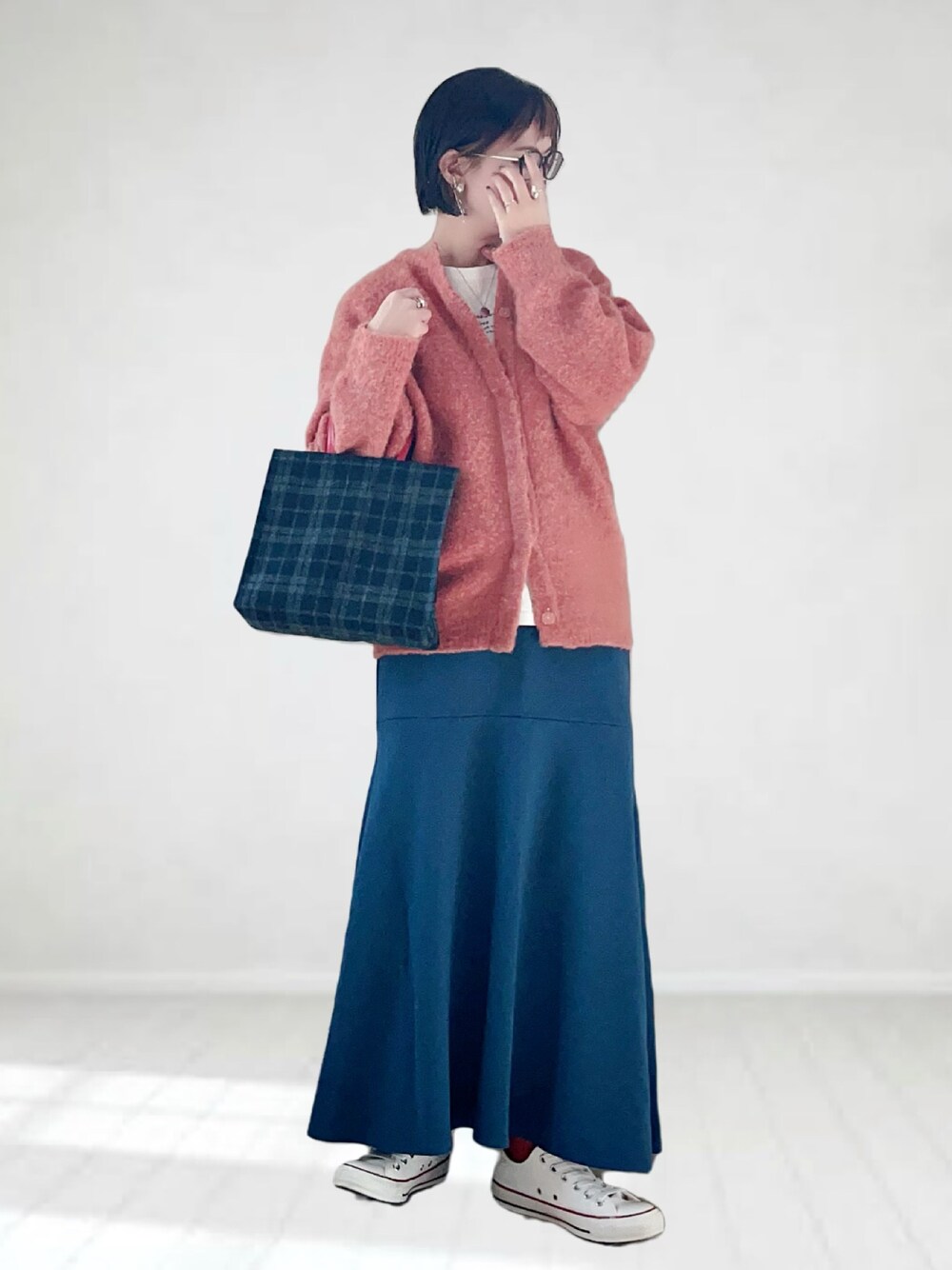 ピンク系のカーディガン/ボレロ、ブルー系のトートバッグ、ブルー系のスカートを着用したレディースの秋コーディネートの1枚目の写真