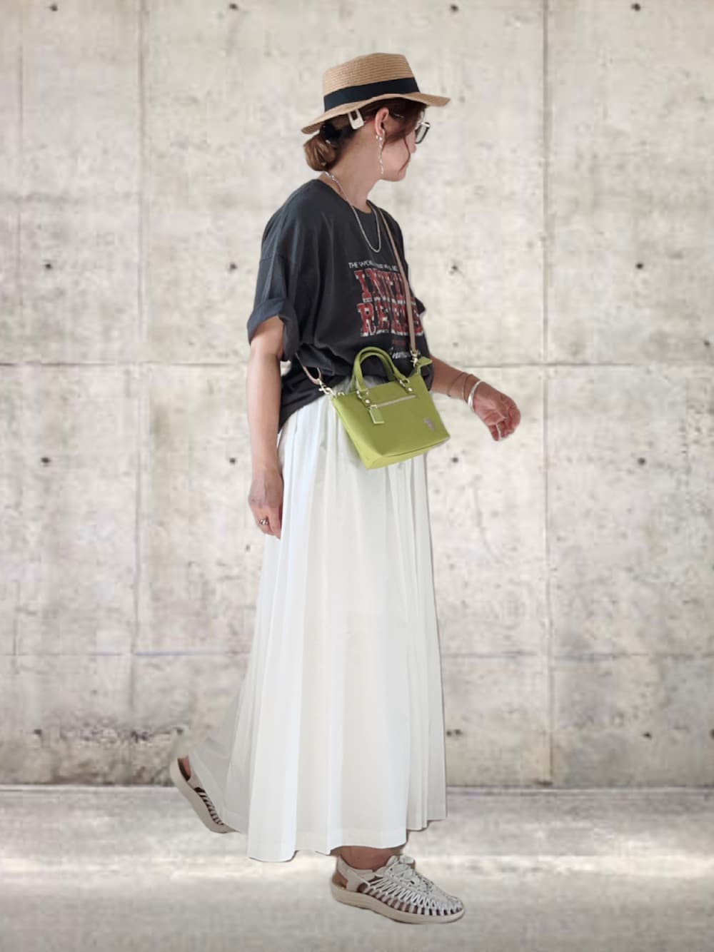 グリーン系のショルダーバッグ、グレー系のTシャツ/カットソー、ホワイト系のスカートを着用したレディースの夏コーディネートの1枚目の写真