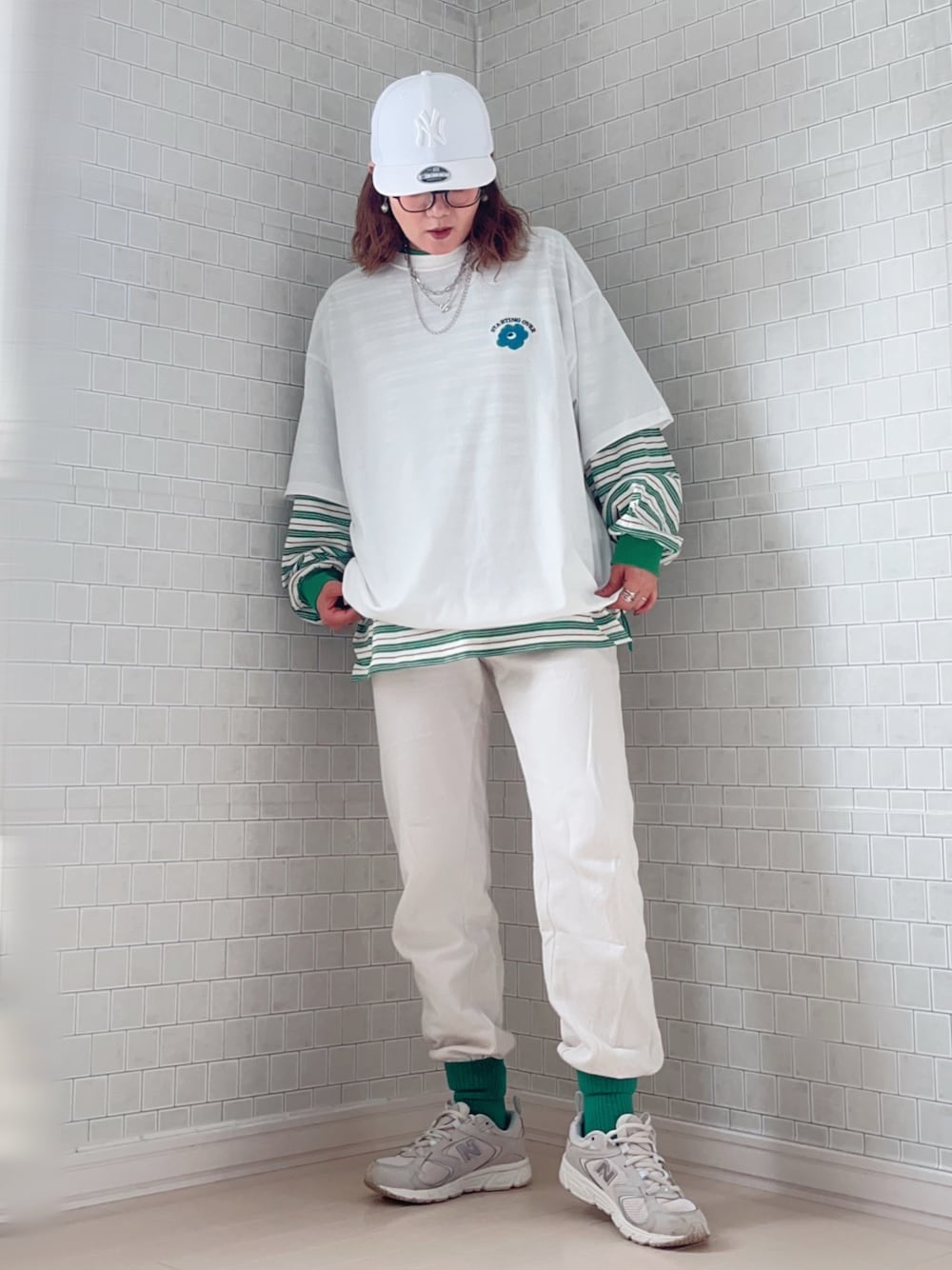 「春めき満開コーデ、スターティングオーバー、STARTING OVER、春コーデ、レイヤードスタイル、Tシャツ、キャップ、スニーカー、メガネ女子、ボーダー、ワンマイル、スウェットパンツ」｜「Starting Overの【Starting Over/スターティングオーバー】one point logo embroidery spindle design T-shirt/ワンポイント ロゴ刺繍 スピンドルデザイン 半袖 Tシャツ（Tシャツ/カットソー、ホワイト系）」を使った、UMiSatoさん（レディース・163cm）の春コーディネートの1枚目の写真