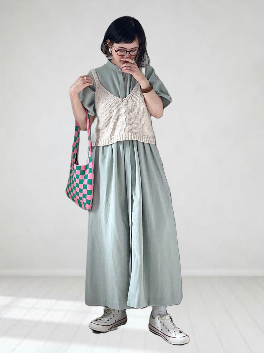 グリーン系のワンピース、ホワイト系のキャミソール、グリーン系のトートバッグを着用したレディースの夏コーディネートの1枚目の写真