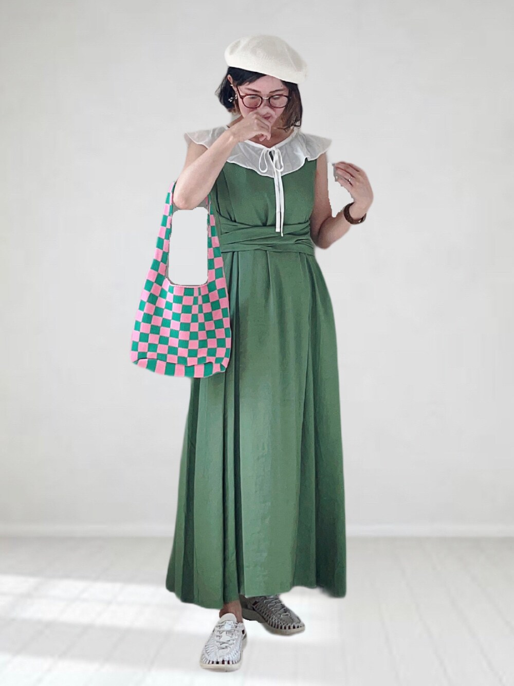 「URBAN RESEARCH ROSSO、ロングワンピース、夏コーデ、夏セールで買いました、ベレー帽、付け襟、メガネ女子、プチプラ、シンプルコーデ、ビッグカラー、グリーン、ビタミンカラー、きれいめカジュアル、休日スタイル、リネン」｜「URBAN RESEARCH ROSSO WOMENのリボンマキシワンピース（ワンピース、グリーン系）」を使った、UMiSatoさん（レディース・163cm）の夏コーディネートの1枚目の写真