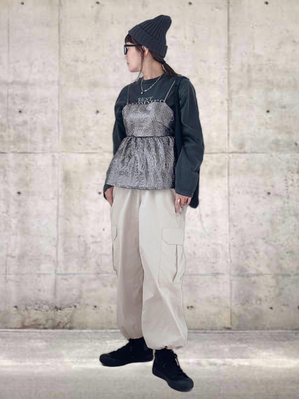 シルバー系のキャミソール、その他のTシャツ/カットソー、ホワイト系のその他パンツを着用したレディースの冬コーディネートの1枚目の写真