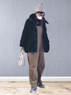 「コーデュロイパンツ」｜「アイテム（サロペット/オーバーオール）」を使った、UMiSatoさん（レディース・163cm）の冬コーディネート