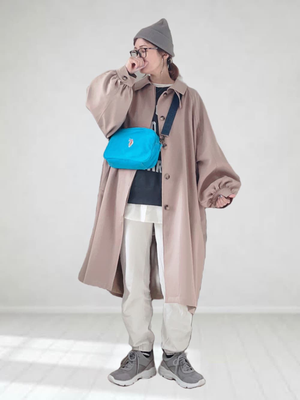 「USポロ、春コーデ、休日スタイル、メガネ女子、厚底シューズ、ショルダーバッグ、GU、プチプラ、レイヤードスタイル、ロゴスウェット、スウェット、シンプルコーデ」｜「U.S. POLO ASSN.の【U.S. POLO ASSN.】 ユーエスポロアッスン　Washed Cotton　クロスボディショルダーバッグ　USPA-2645（ショルダーバッグ、ブルー系）」を使った、UMiSatoさん（レディース・163cm）の春コーディネートの1枚目の写真