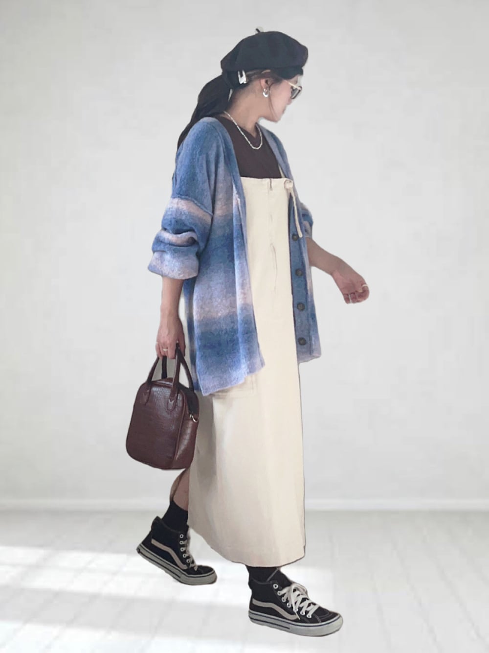 「秋コーデ、FREDY&GLOSTER、カーディガン、秋服準備はじめました、ゆるコーデ、大人カジュアル、サロペット、ジャンパースカート、ベレー帽、メガネ女子、ハンドバッグ、プチプラ、スニーカー、ビッグシルエット、レイヤードスタイル」｜「fredy emueのグラデーションニットカーディガン（カーディガン/ボレロ、ブルー系）」を使った、UMiSatoさん（レディース・163cm）の秋コーディネートの1枚目の写真