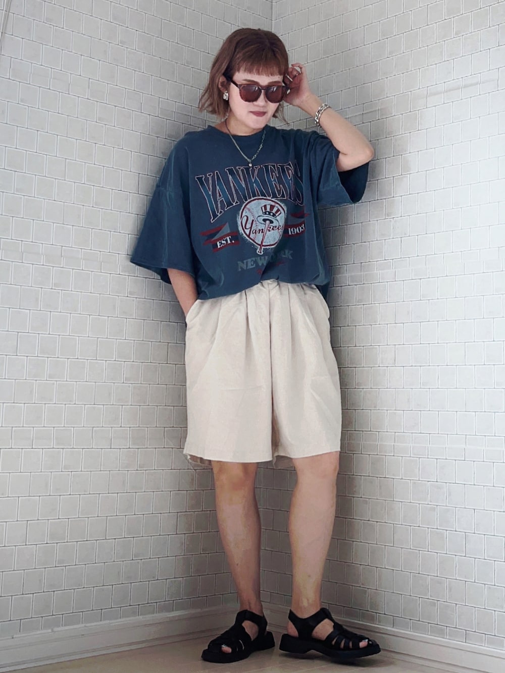 「夏コーデ、ハーフパンツ、サングラス、休日スタイル、Tシャツ、夏だ！Tシャツ着よう！、サンダル、ビッグシルエット、スポーツミックス、シンプルコーデ、ラフコーデ」｜「eachの綿麻キュロットパンツ（その他パンツ、ホワイト系）」を使った、UMiSatoさん（レディース・163cm）の夏コーディネートの1枚目の写真
