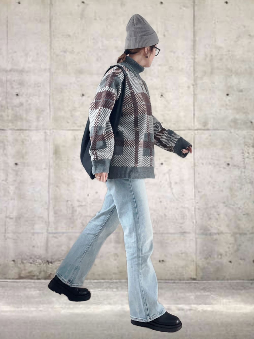 グレー系のニット/セーター、ブルー系のデニムパンツ、ブラック系のトートバッグを着用したレディースの冬コーディネートの1枚目の写真