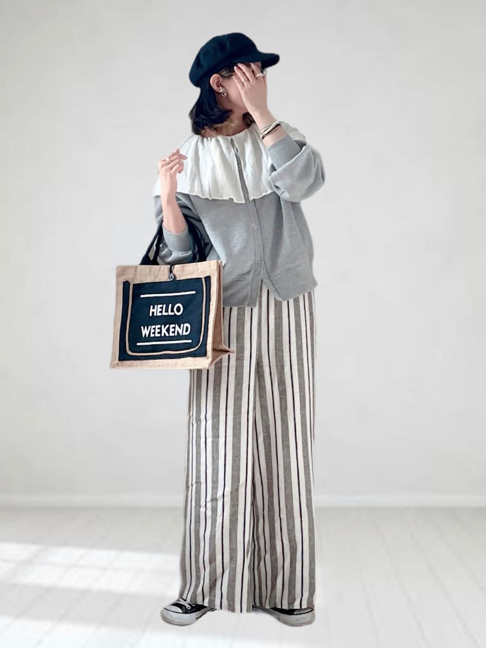 その他のその他パンツ、ホワイト系のTシャツ/カットソー、グレー系のカーディガン/ボレロを着用したレディースの春コーディネートの1枚目の写真