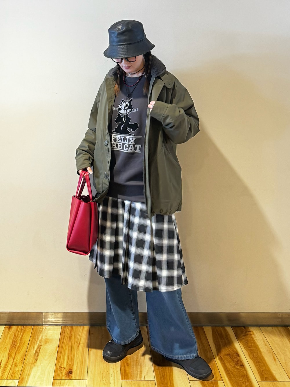 グリーン系のミリタリージャケット、グレー系のスウェット、グレー系のスカートを着用したレディースの冬コーディネートの1枚目の写真