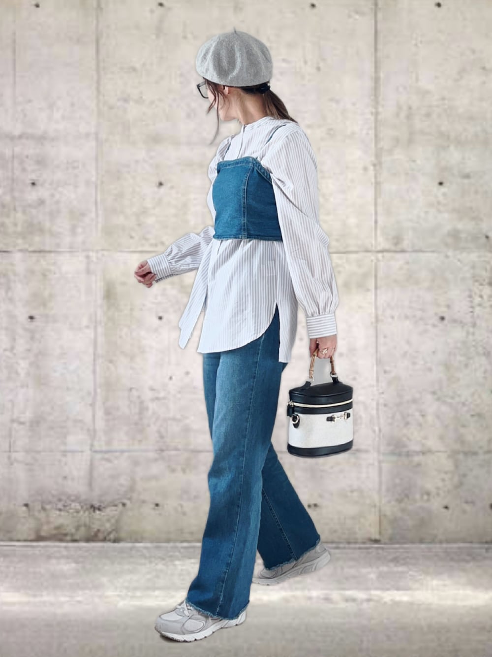 グレー系のシャツ/ブラウス、ブルー系のその他トップス、ブルー系のデニムパンツを着用したレディースの春コーディネートの1枚目の写真