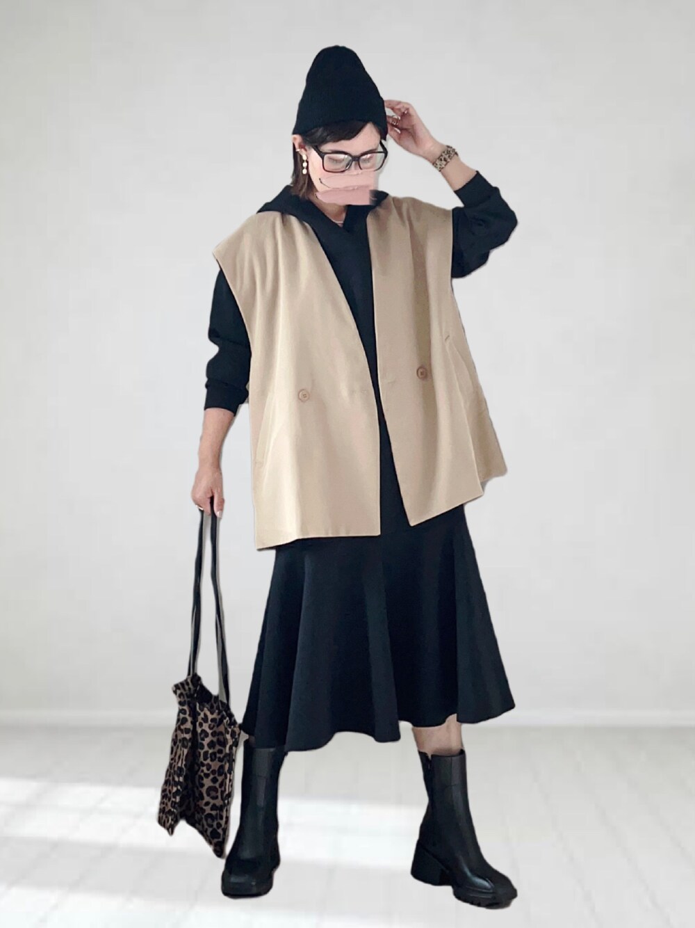 「COTORICA.、パーカー、ワンピース、モノトーン、ジレ、ベスト、ブーツ、ニット帽、メガネ女子、レオパード、レイヤードスタイル、休日スタイル、大人カジュアル」｜「COTORICAのマーメイドワンピース（ワンピース、ブラック系）」を使った、UMiSatoさん（レディース・163cm）の秋コーディネートの1枚目の写真