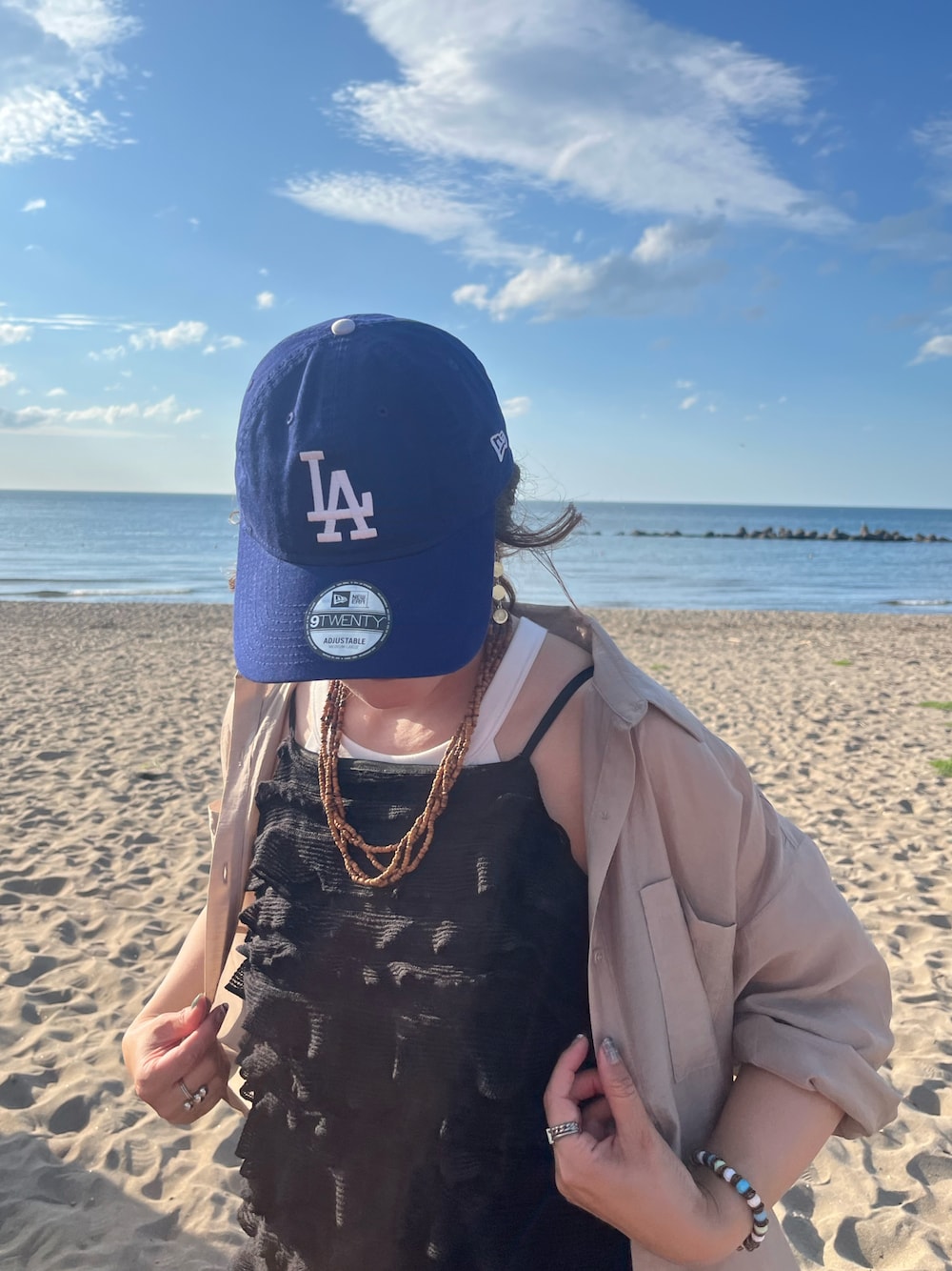「キャップ、キャップ女子、ニューエラ、NEW ERA、夏コーデ、ワンピース、レイヤードスタイル、シアーシャツ、シアートップス、休日スタイル、お出かけコーデ、キャミワンピ、シアー」｜「NEW ERAの【NEW ERA】9TWENTY MLB BASEBALL CAP /【ニューエラ】920 ナイントゥエンティ メジャーリーグ ベースボール キャップ（キャップ、ブルー系）」を使った、UMiSatoさん（骨格ウェーブ・レディース・163cm）の夏コーディネートの1枚目の写真
