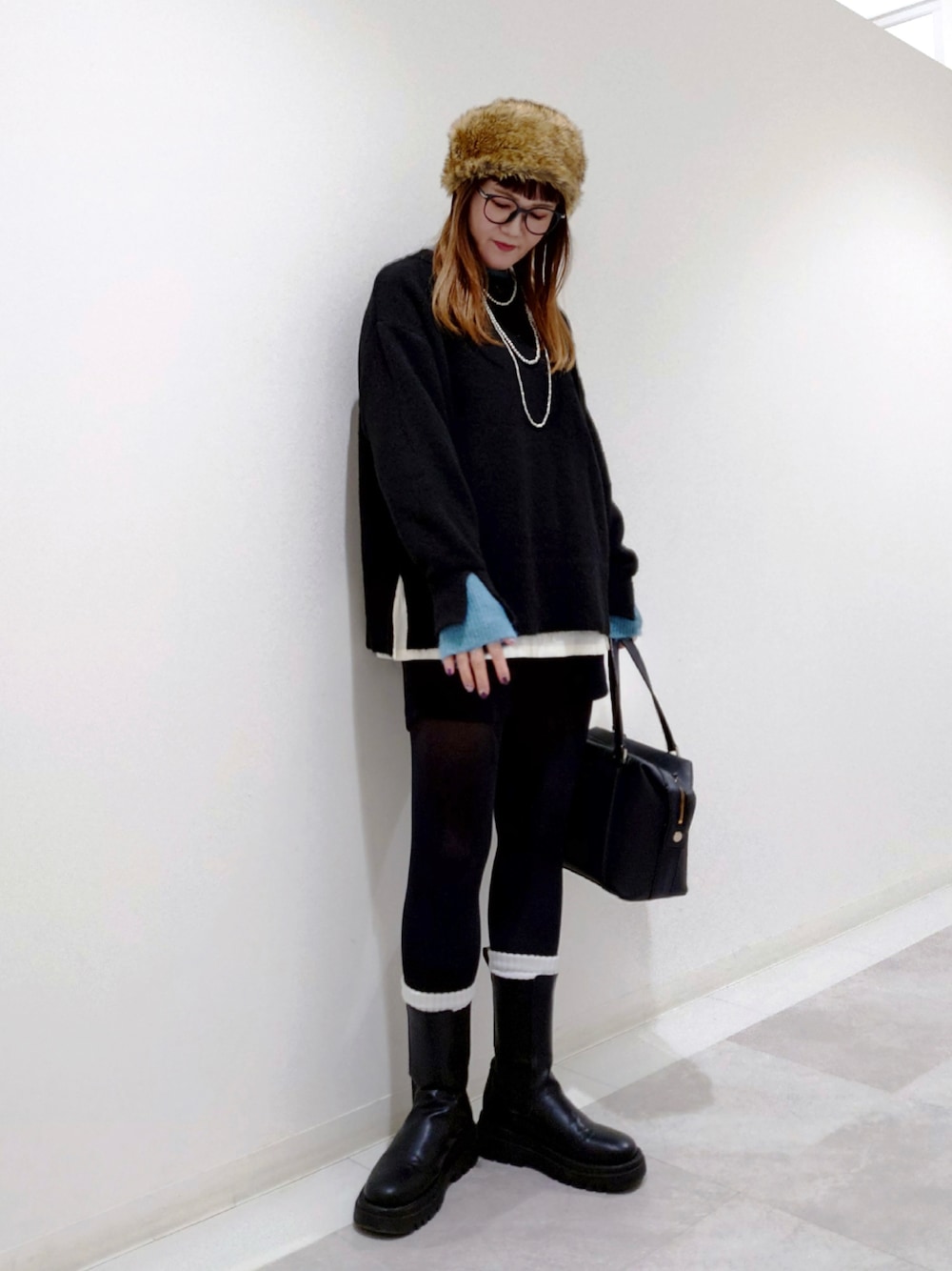 ブラック系のその他パンツ、ブラック系のブーツ、ブラック系のボストンバッグを着用したレディースの秋コーディネートの1枚目の写真