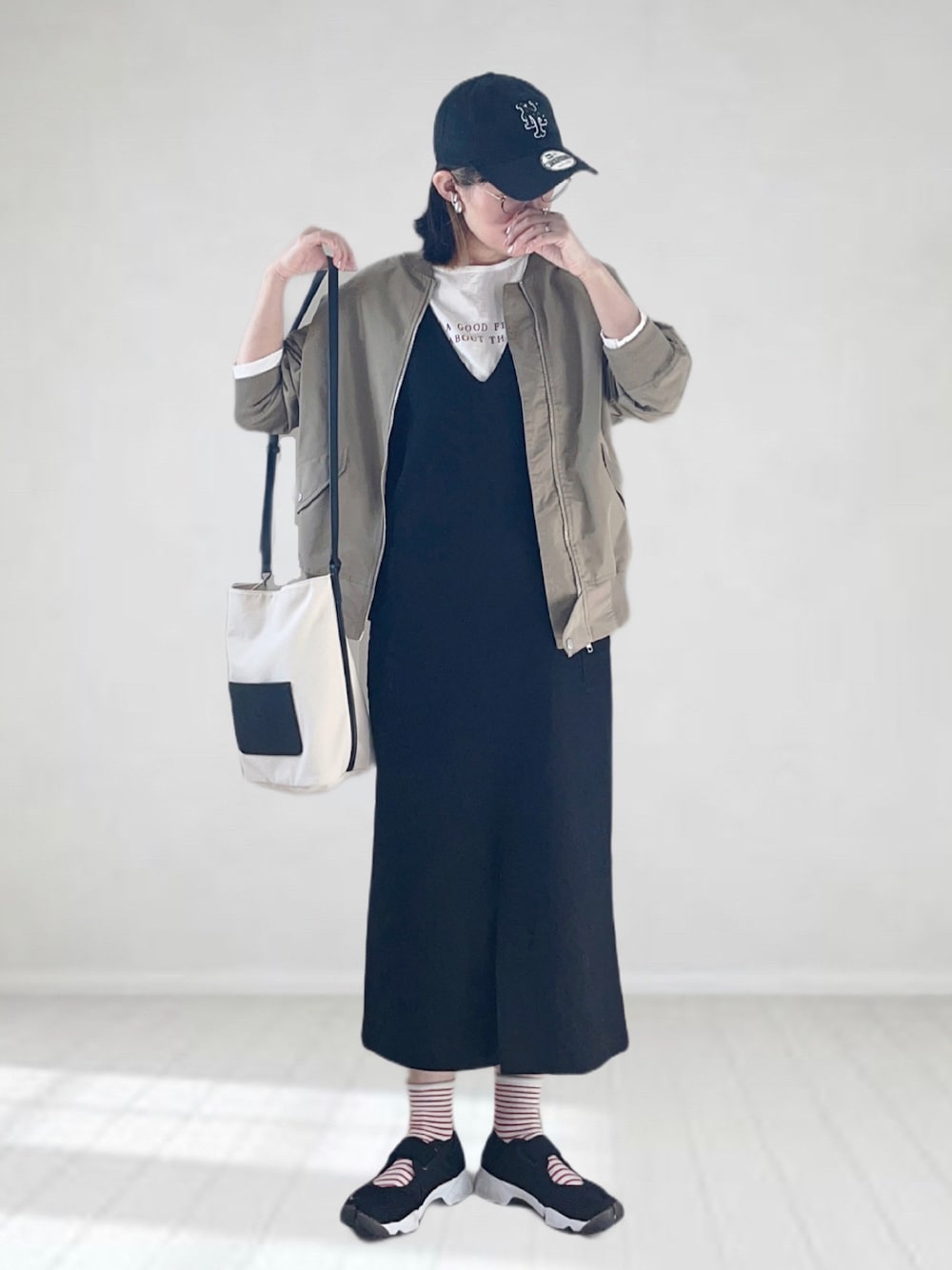 「はじめましてコーデ、ITEMS URBANRESEARCH、FREDY&GLOSTER、MA-1、春アウター、ジャンパースカート、キャップ、春コーデ、シンプルコーデ、メガネ女子、休日スタイル、エアリフト、ロンT、ビッグシルエット、NEW ERA」｜「fredy repitの【WEB限定】MA1　ビッグシルエット ブルゾン（MA-1、グリーン系）」を使った、UMiSatoさん（レディース・163cm）の春コーディネートの1枚目の写真