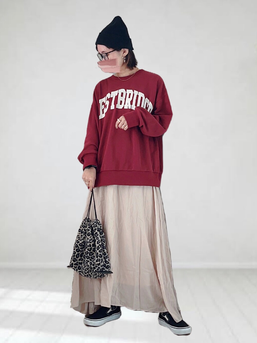 レッド系のTシャツ/カットソー、ホワイト系のスカート、ブラウン系のバッグを着用したレディースの秋コーディネートの1枚目の写真
