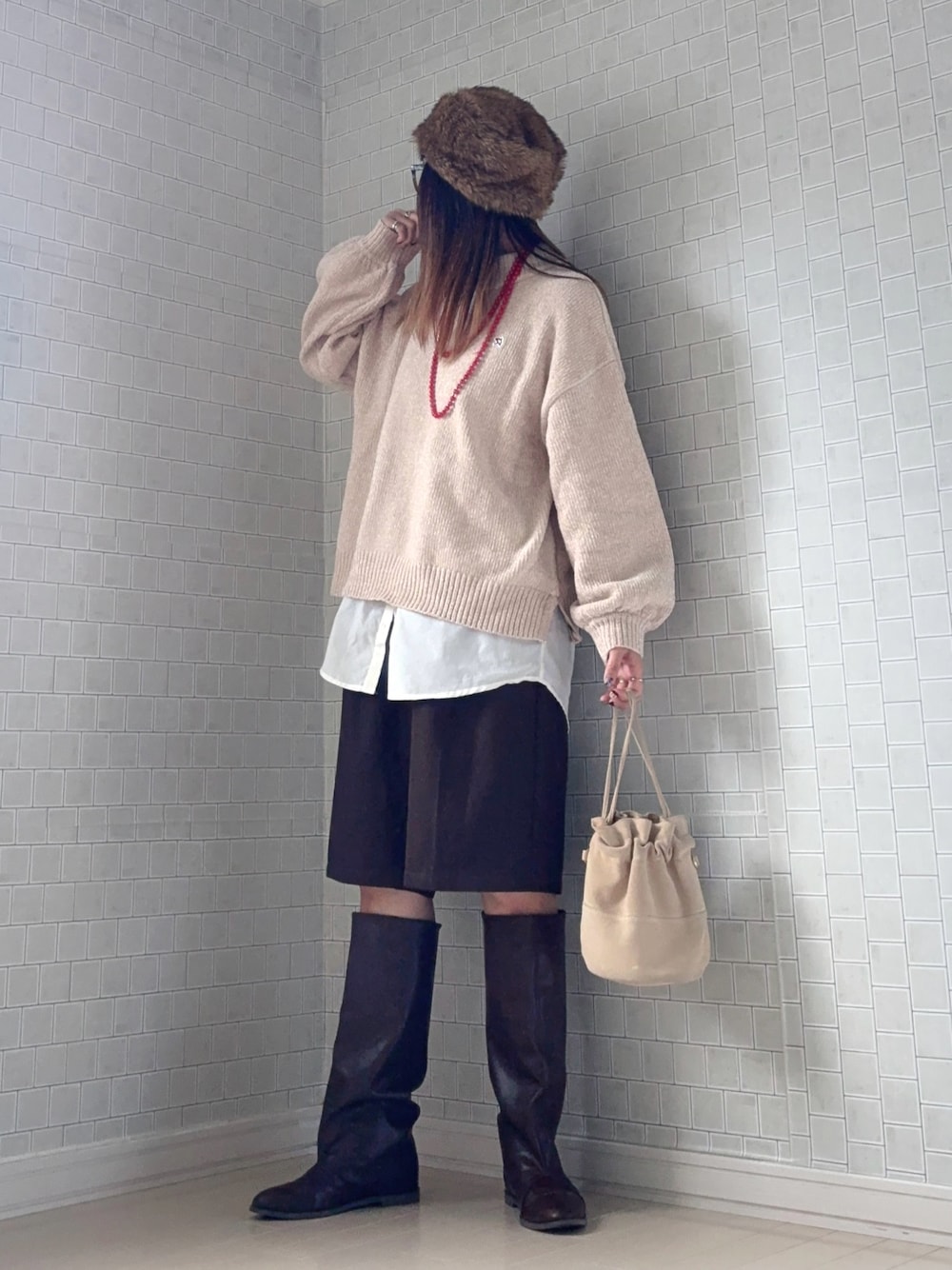 ベージュ系のニット/セーター、ブラウン系のその他パンツ、ブラウン系のブーツを着用したレディースの冬コーディネートの1枚目の写真