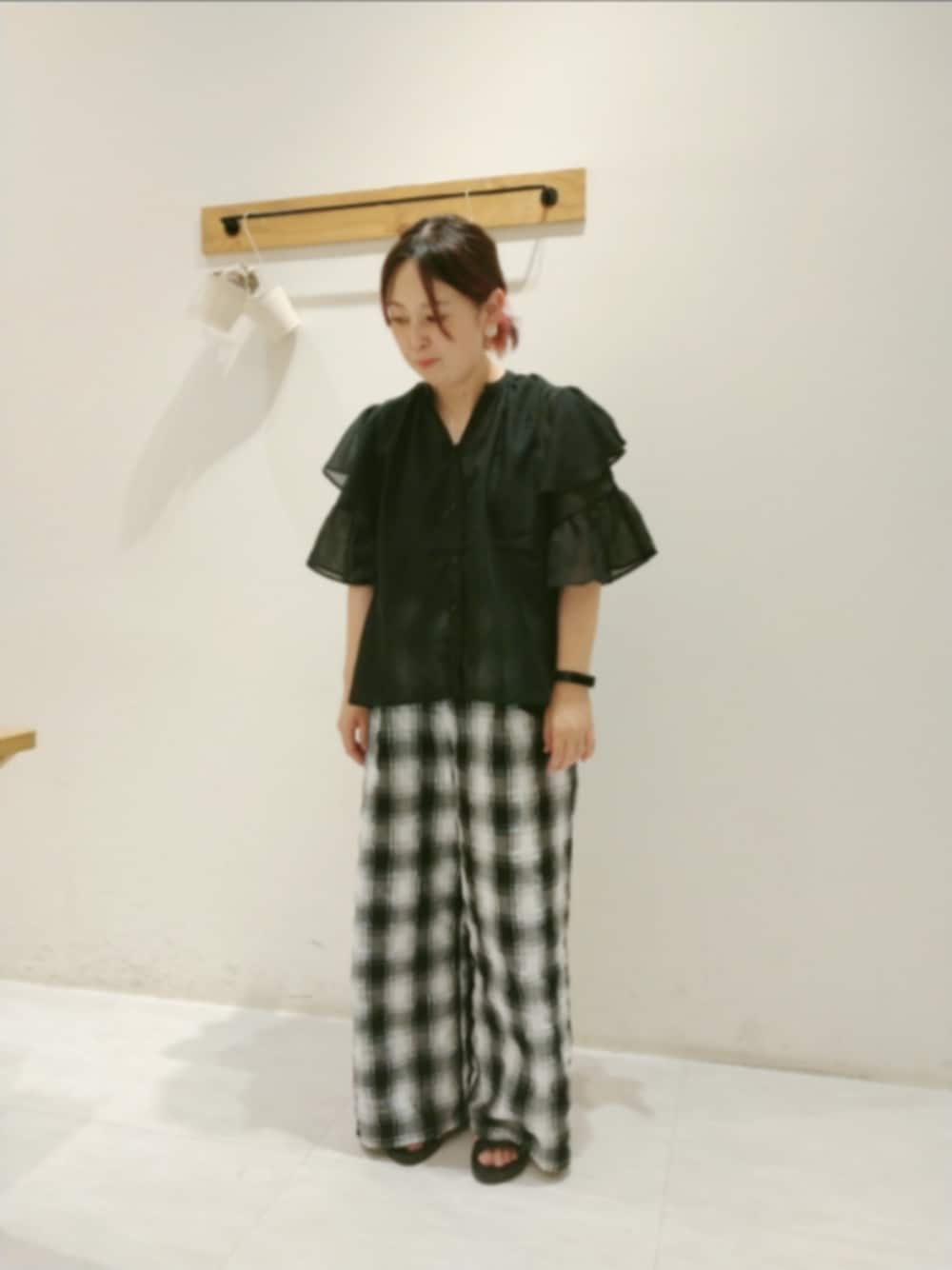 「サマンサモスモスリズム、フリルブラウス、チェックパンツ、夏コーデ、OLコーデ」｜「sm2rhythmのボイルラッフルブラウス（シャツ/ブラウス、ブラック系）」を使った、Yukiko Katoさん（レディース・158cm）の夏コーディネートの1枚目の写真