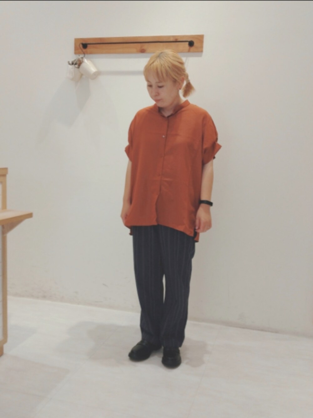 レッド系のシャツ/ブラウス、ブルー系のその他パンツ、シルバー系のドレスシューズを着用したレディースの夏コーディネートの1枚目の写真