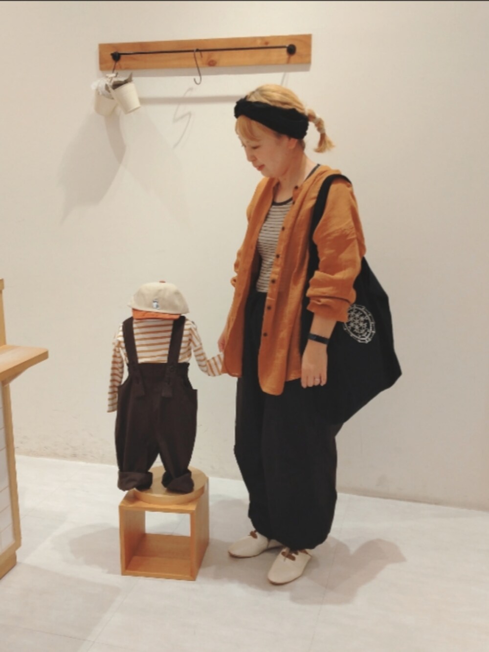 「親子コーデ、秋コーデ、お出かけコーデ、kazumiコラボ、お洒落さんとつながりたい、パンツスタイル」｜「Samansa Mos2のアイテム（トップス、オレンジ系）」を使った、Yukiko Katoさん（レディース・158cm）の夏コーディネートの1枚目の写真
