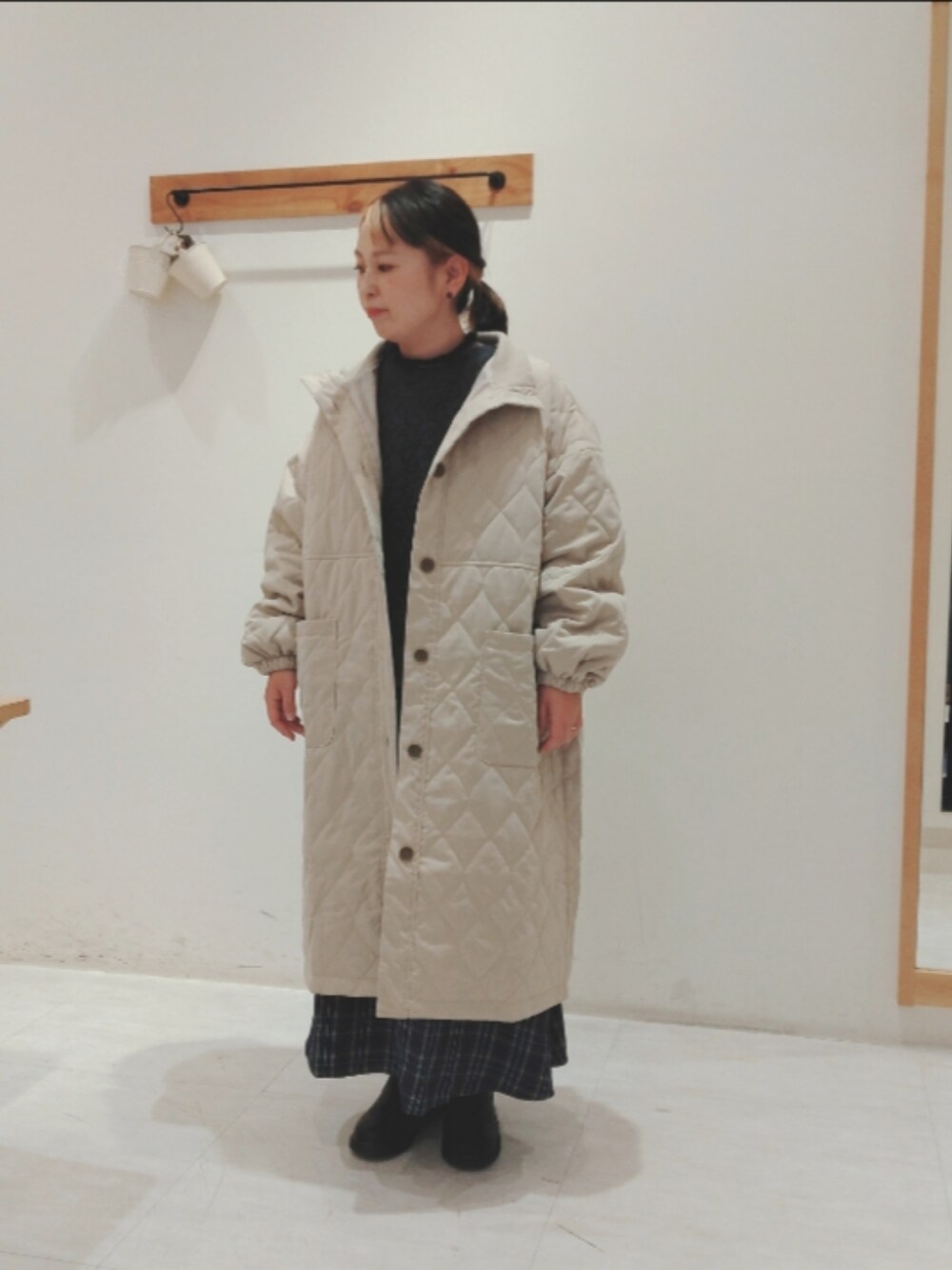 「サマンサモスモス、お出かけコーデ、ロングコート、ギャザースカート、お洒落さんとつながりたい」｜「Samansa Mos2のキルトリブスタンドカラーコート（その他アウター、ベージュ系）」を使った、Yukiko Katoさん（レディース・158cm）の秋コーディネートの1枚目の写真