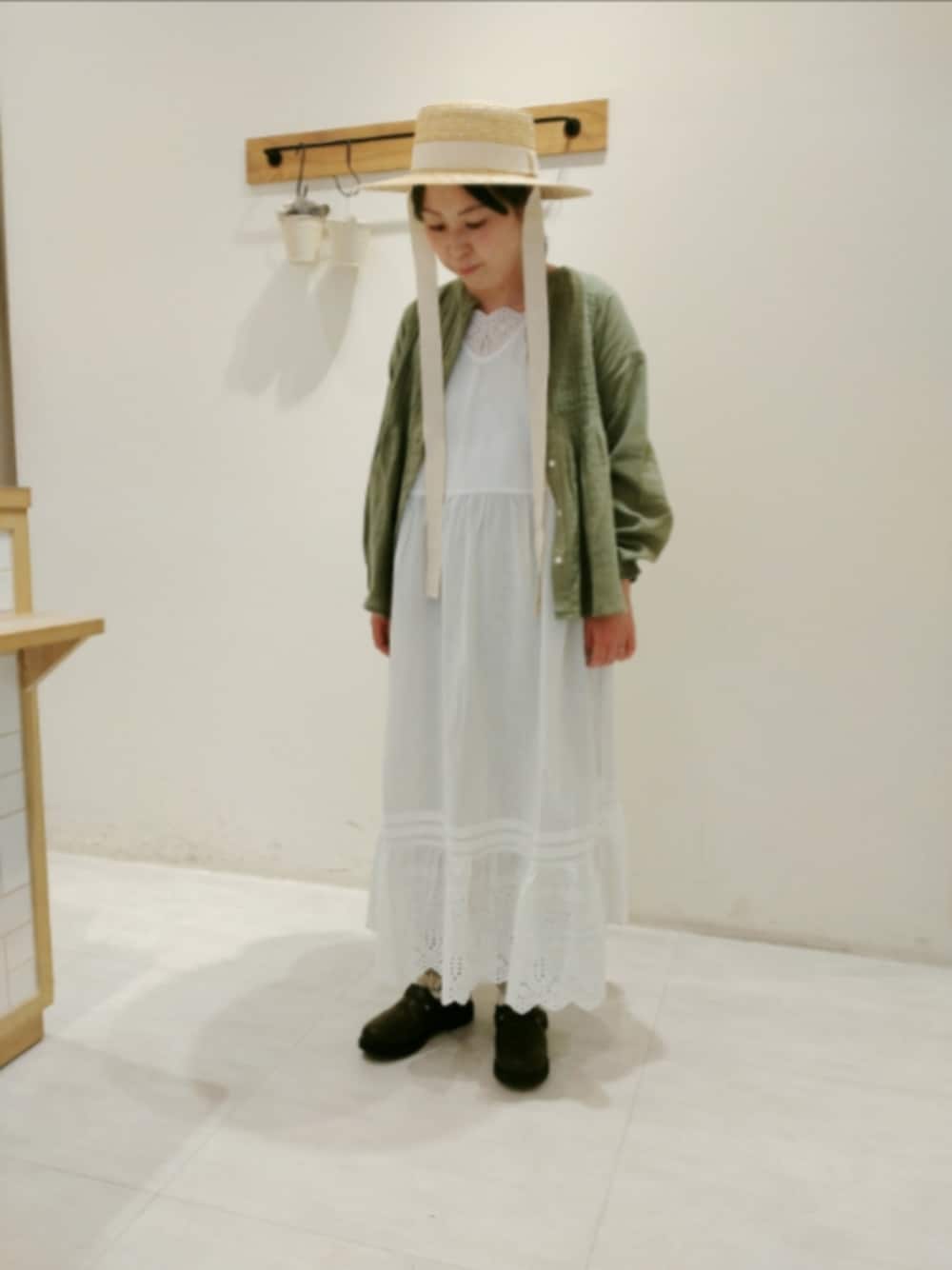 ブラック系のドレスシューズ、ホワイト系のワンピース、ブルー系のその他パンツを着用したレディースの春コーディネートの1枚目の写真